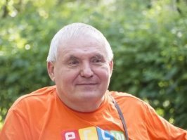 Александр Васильевич Суворов -- советский и российский психолог, педагог и литератор. Зрение потерял в раннем детстве, слух в младшем школьном возрасте.  Автор множества научных  работ по психологии и философии, доктор психологических наук, профессор. Почётный международный доктор гуманитарных наук Саскуэханского университета (США), лауреат Золотой медали Льва Толстого, Медали Генассамблеи ООН и многое, многое...