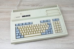 Что то все забыли о "Электоника" МС1502. А ведь это уникальный аппарат. Почти полностью собран на базе советских микросхем (память ГДРовская), даже процессор советский (аналог Intel 8088) и по некоторым параметрам превосходил интеловский.

"Электроника МС 1502   советский персональный компьютер на процессоре КМ1810ВМ88, аналог IBM PC XT на базе процессора Intel 8088. Конструктивно представлял собой моноблок с клавиатурой, встроенным блоком питания, видеоконтроллером, контроллером магнитофона и контроллерами портов ИРПР-М и ИРПС. Выпускалась также модификация со встроенным контроллером дисковода во внутреннем отсеке корпуса, на отдельной плате. Имел два слота расширения для подключения внешних устройств. Внешний вид и внутренняя компоновка корпуса были унаследованы от компьютера Электроника МС 0511. Компьютер интересен тем, что основная логика материнской платы была реализована на пяти БМК (КР1545ХМ10009, КР1545ХМ10012, КР1545ХМ10015, КР1545ХМ10031, КР1545ХМ10042), что позволило значительно упростить и удешевить конструкцию. По сути, данный компьютер можно считать собранным на специализированном чипсете, подобно современным персональным компьютерам."