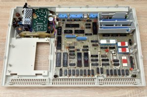 Что то все забыли о "Электоника" МС1502. А ведь это уникальный аппарат. Почти полностью собран на базе советских микросхем (память ГДРовская), даже процессор советский (аналог Intel 8088) и по некоторым параметрам превосходил интеловский.

"Электроника МС 1502   советский персональный компьютер на процессоре КМ1810ВМ88, аналог IBM PC XT на базе процессора Intel 8088. Конструктивно представлял собой моноблок с клавиатурой, встроенным блоком питания, видеоконтроллером, контроллером магнитофона и контроллерами портов ИРПР-М и ИРПС. Выпускалась также модификация со встроенным контроллером дисковода во внутреннем отсеке корпуса, на отдельной плате. Имел два слота расширения для подключения внешних устройств. Внешний вид и внутренняя компоновка корпуса были унаследованы от компьютера Электроника МС 0511. Компьютер интересен тем, что основная логика материнской платы была реализована на пяти БМК (КР1545ХМ10009, КР1545ХМ10012, КР1545ХМ10015, КР1545ХМ10031, КР1545ХМ10042), что позволило значительно упростить и удешевить конструкцию. По сути, данный компьютер можно считать собранным на специализированном чипсете, подобно современным персональным компьютерам."