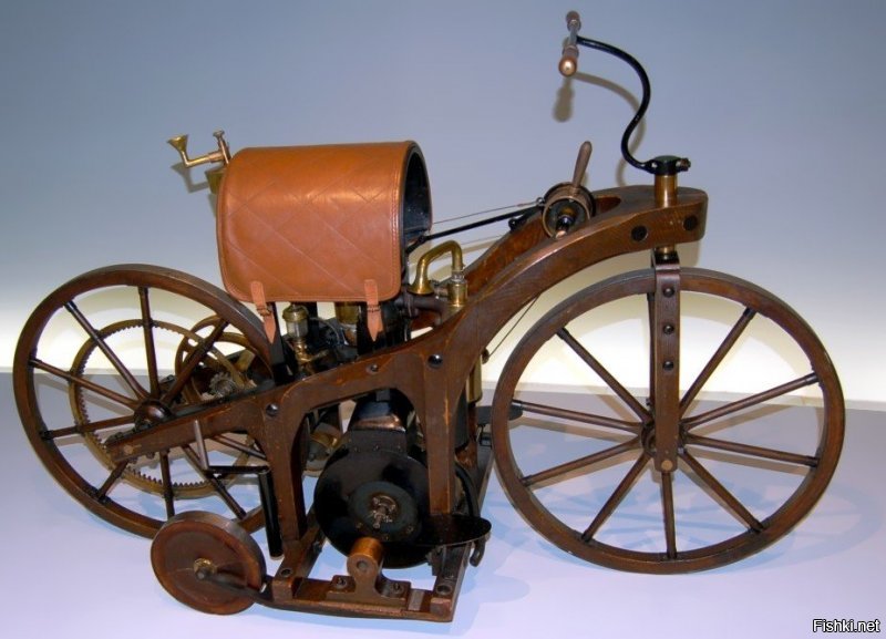 Первый серийный мотоцикл. 1894 год.
Первый мотоцикл Даймлера с керосиновым двигателем 1885.
К чему такая нерабочая стимпанк-модель, когда были уже рабочие и серийные образцы?