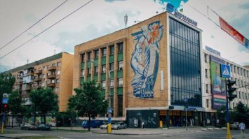 г. Запорожье ГлавПочтамт огромная мозаика - достопримечательность города.
Человек усмиряет воды Днепра ставя ДнепроГЭС давая энергию производственным предприятиям.