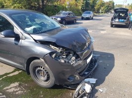 "А чё не притормозил?" "Ну видно же." Авто остановился на перекрёстке, потому и не сбросил. Вы бы конечно правильно поступили. Каждый раз сбрасываете в подобной ситуации. Герои интернета. Я сам когда аварии смотрел тоже всегда думал "ну ёмаё, ну ведь можно было..." Вот фото повреждений. Какая скорость? 90? Вы представляете повреждения при 80-90? Генератор цел, компрессор кондиционера цел, авто сам спокойно едет, без хрустов (сегодня перегонял из гаража в гараж) и ничего не болтается и не люфтит, только что пробку радиатора выбило и тосол вытек, сам радиатор лишь слегка погнуло. Ланжероны без изменений. И видео о полусминаемый барьер при 64.