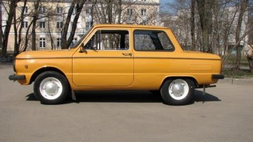 УАЗ с железной крышей и таким стеклом назывался УАЗ 31514 и выпускался он с 1993г. В 1982 году было бы сложно найти стекло 1993 г.в. А вот заднее боковое с "запора", самое оно и похоже очень, только установленно перевернутым.