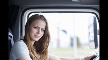 Это Татьяна, она водитель самосвала КАМАЗ (есть канал на Ютубе). В принципе делает все то же, что и любой другой камазист. А занимается она этим просто потому, что ей это нравится. Так что этой китаянке скорее всего тоже работа нравится. Ну не за кассой в пятерочке же сидеть!