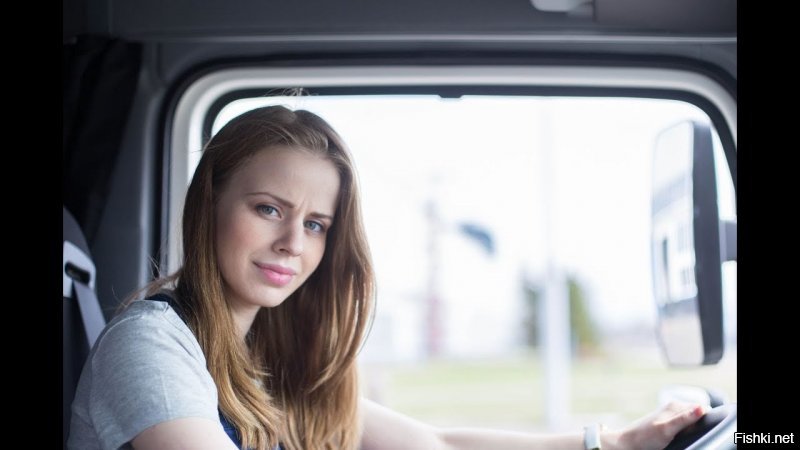 Это Татьяна, она водитель самосвала КАМАЗ (есть канал на Ютубе). В принципе делает все то же, что и любой другой камазист. А занимается она этим просто потому, что ей это нравится. Так что этой китаянке скорее всего тоже работа нравится. Ну не за кассой в пятерочке же сидеть!