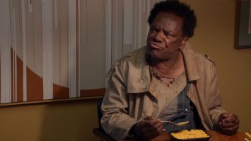 Вот этого персонажа теперь стало жалко. Сериал "Черный Иисус" 3 сезон (незначительный спойлер): Иисус излечил его от похмелья, попутно сделав трезвым навсегда, даже после ящика вискаря... А теперь представьте, что он стал видеть мир именно так, как на картинке выше, не смотря на то, что живет в солнечной Калифорнии.