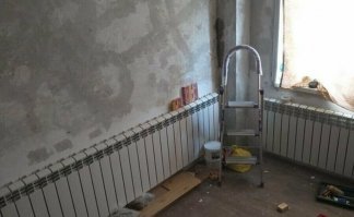 Просто у него дядя на радиаторной фабрике работает. У него этих радиаторов - ну просто завались. Вот и ставит куда попало...