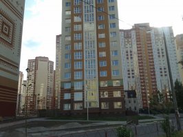 Какая-то очень однобокая подборочка красивых картинок. Летом, туристический центр и Лавра. Реально город, как бы, мягко говоря не такой в жизни.