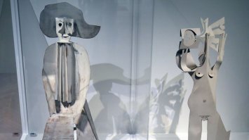 Привет Лео,по поводу фонтана  Михаэлерплац в Хофбург,вспомнилась выставка скульптур Бернини в Риме в вилле Боргезе этой зимой. Там устроители параллельно проводили выставку скульптур Пикассо. Смотреть их рядом было очень забавно
Смотрел и думал куда катится мир :)

Бернини

и Пикассо