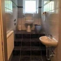 Тут не рукожопство, а скорей вынужденная мера. Как проектировщик видел подобные туалеты в гигантских зданиях бывших КБ или научных институтах 30-40-50 годов, которые сейчс распилены на хрендилион офисов. Под подиумом проходит куча коммуникаций, та и талкан скорей всего был примерно как на картинке ниже.)))