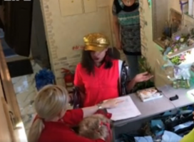 Осень.
Люди маскируют шапочки из фольги, чтобы не бросаться в глаза санитарам...