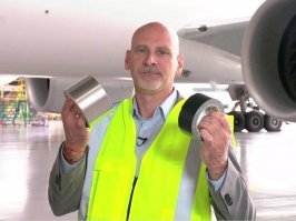 Ни чего смешного и грустного. Специальная лента "Speed Tape", которая используется в авиации для временного ремонта не критичных повреждений.