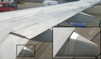 Ни чего смешного и грустного. Специальная лента "Speed Tape", которая используется в авиации для временного ремонта не критичных повреждений.