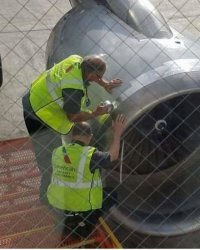 Ни чего смешного и грустного. Специальная лента "Speed Tape", которая используется в авиации для временного ремонта не критичных повреждений.