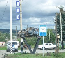 В СССР практиковали похожий, но не столь кровавый метод (все таки дети тоже ездят).
На постаменте у каждого поста ГАИ стояли на помосте разбитые в ДТП машины:
Типа такого