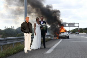 Молодожёны как ни в чём не бывало сфоткались у полыхающей машины и попали в огненный фотошоп-баттл