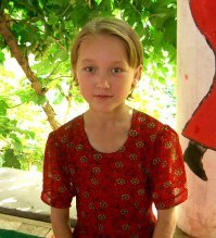 Блин, автор. Как можно говорить о китаянках, как об едином этносе? Это как если бы сказать, что все россияне имеют славянскую внешность, а разные чукчи, татары, чечены, буряты и так далее это не россияне.
То, что тут описано, это китайцы Хан, но помимо них еще есть более 50 других этносов, например Жуанг, Манчу, Яо, Лахо и так далее... Плюс есть и группы ассимилировавшихся долгое время назад киргизов, корейцев, татар и т.д., которые теперь тоже считаются китайцами, но этническими меньшинствами.

Я приложил несколько фоток китайцев из разных этносов для сравнения. В платке - мусульманка, так что никаких крашенных волос, косметики и т.п., но она китаянка. Светлая - этнос, который берет свое начало в центральной азии, Уйгуры. Тоже китайцы.