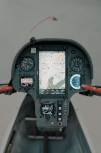 ты совсем дурачок? видимо с FES ты не знаком... ты хоть раз на планере летал что бы свои экспертные высеры писать? он летает на планере LS8-e. ЭТО САМЫЙ НАСТОЯЩИЙ ПЛАНЕР. да с небольшим электродвигателем и складным винтом.