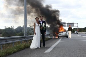 Молодожёны как ни в чём не бывало сфоткались у полыхающей машины и попали в огненный фотошоп-баттл
