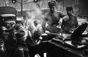 Советские солдаты кормят немецких детей , хотя у самих сгоревшие дома и родственники в эвакуации .. в лучшем случае  ... или в числе тех 27- и миллионов ..