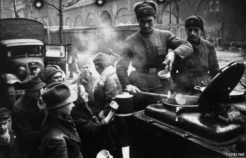 Советские солдаты кормят немецких детей , хотя у самих сгоревшие дома и родственники в эвакуации .. в лучшем случае  ... или в числе тех 27- и миллионов ..