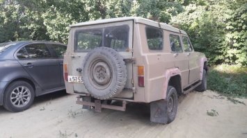 А зачем он возит эту запаску? Она же больше чем его колеса!!