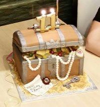 Как буду видеть тему с тортиками- буду подкидывать тортик жены в коментах, вот этот сделан на день рождения дочки друзей. Внутри "медовик".