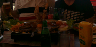 Да, в Германии часто по ящику предупреждают про таких ресторанов в Италии и Греции,с.у.к.а ,как вобще эти твари выживают .
Вот поднос в Хорватии, с 50 до 70 Евро с пивом и другими напитками ,каждый день в ресторане в г.Vodice обедали ,Хорваты молодцы не кто за 10 дне отпуска не пытался нас н.а.ё.б.ы.в.а.т.ь