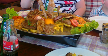 Да, в Германии часто по ящику предупреждают про таких ресторанов в Италии и Греции,с.у.к.а ,как вобще эти твари выживают .
Вот поднос в Хорватии, с 50 до 70 Евро с пивом и другими напитками ,каждый день в ресторане в г.Vodice обедали ,Хорваты молодцы не кто за 10 дне отпуска не пытался нас н.а.ё.б.ы.в.а.т.ь