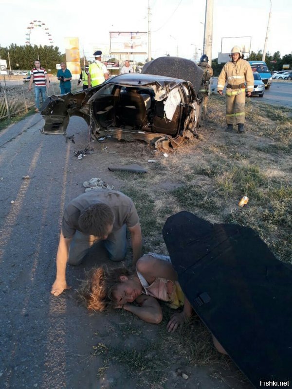 Авария дня. В Астрахани водитель уходил от погони и влетел в столб