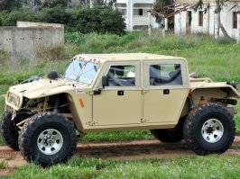 Это не Хаммер, это израильский ZIBAR MK2...

"Израиль спроектировал и построил уникальную внедорожную автомобильную платформу ZIBAR MK2, призванную удовлетворить многие аспекты оперативных потребностей специальных антитеррористических подразделений.

ZIBAR MK2 обладает внушительными характеристиками внедорожника, оснащен 620-и сильным двигателем V8, надежной автоматической коробкой передач и позволяет преодолевать чрезвычайно сложный ландшафт.

ZIBAR MK2 был испытан в условиях пустыни по всему миру при рабочей температуре до 55 градусов Цельсия. Также был испытан на песчаных дюнах, каменистых тропах, болотах и водных преградах.

ZIBAR MK2 обеспечивает высокую функциональность, мобильность и живучесть, предоставляя тактическим подразделениям и силам специального назначения возможность быстрого развертывания и высокой маневренности.

ZIBAR MK2 представляет из себя гибкую платформу, которая может быть легко и быстро адаптирована с учетом особых потребностей конкретного клиента, сохраняя при этом свою гибкость для быстро меняющимся требований и ситуаций.

Паспортные данные

Двигатель 7.2 бензиновый (500 л.с.)
Автоматическая коробка передач
Полный привод
Машина 2012 года выпуска, была куплена в 2015 году" (с)