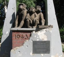 А у нас в Харькове есть памятник обезьянам - они во время оккупации сбежали из зоопарка и жили в Госпроме. Местные жители их как могли подкармливали, хотя в 41-42 годах тут тоже голод был. ИЧСХ - никто макак полицаям не сдал, хотя на них облавы устраивали ))) В 43-м после освобождения города вернулись в зоопарк, вроде как макаки нынышние - их потомки (но это местная байка).