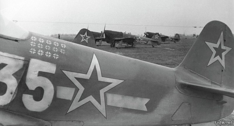 Французы на Як 3 рисовали немецкие кресты.  Англичане и америкозы тоже рисовали кресты и свастики и японские флаги. Последнее фото вообще эпичное!
