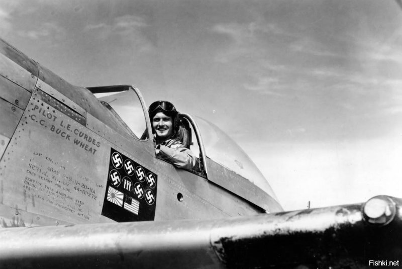 Французы на Як 3 рисовали немецкие кресты.  Англичане и америкозы тоже рисовали кресты и свастики и японские флаги. Последнее фото вообще эпичное!