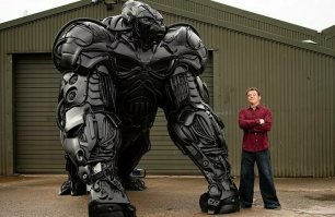 Горилла курильщика против гориллы здорового человека.
В смысле это, пропорции не соблюдены.