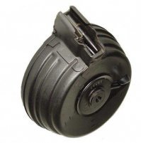 Фишка в том, что у калаша магазин сначала цепляется передней частью за выступ ствольной коробки, а потом его тянут на себя, до срабатывания защёлки. При таком магазине, как на картинке провести эту операцию невозможно.
А вот на первом фото ось магазина не параллельна стволу, так что вполне себе такое уродство имеет право на существование.
Другое дело, что иначе как курьёзом такую конструкцию назвать нельзя. Если уж приспичило иметь магазин большой ёмкости, то вот это наше всё: