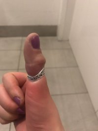 Судя по обгрызенным ногтям, не удивительно.