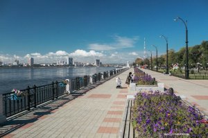 Любимый приём штатных пропагандистов: сравнивать парадную набережную с вечерней подсветкой и старый район ранней весной.