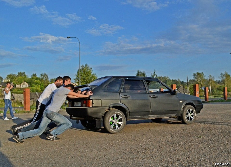 Девушки толкают застрявший автомобиль