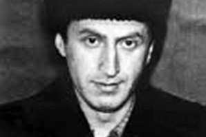 А в чём маразм? Вполне нормально - интересоваться личностью человека, представившемся работником коммунальных служб ... В истории бывали жуткие случаи с маньяками-убийцами !