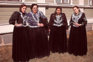 Тут вроде и юбка по фигуре, а продуктов на сумку, но это фигня, вот в таких "домиках" ходят финские цыганки))). Там специальный обруч на талии и множество карманов и крюков, они могут 3 бензопилы повесить под юбку и не шатаясь ходить)). Воруют они конечно, но на глаз уже видно кто воровать пришёл. Две дамы в строительном отделе вызывают много подозрений))