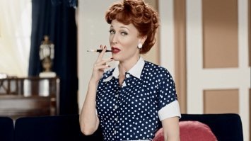 Видимо, вы её путаете с Сандрой Булкиной, которая потратила половину своего состояния для уничтожения всех своих порнокомпроматов.. У Скалли просто была "бурная" молодость, связанная с одной рок-группой.
В сериале "Американские боги" - она бесподобна :