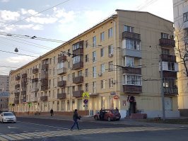 Неправда! Первые типовые блочные здания в СССР серии I-510 характеризуются как блочные многосекционные жилые дома, состоящие из рядовых и торцевых секций с одно- трёхкомнатными квартирами, пятиэтажные, без лифтов и мусоропроводов, с высотой потолков от 2,48 до 2,70 м (в ранних вариантах: I-510-4/М23Би 2,58 м, I-510-4/М6 около 2,70 м