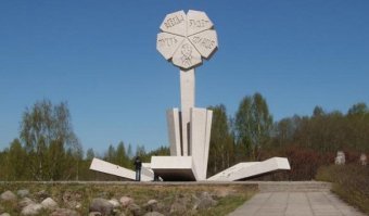 Я родился и вырос в Ленинграде. На той самой Ржевке, где начиналась "Дорога Жизни". Памяти детей, погибших в блокаду там установлен монумент. В том числе и со страницами дневника Тани. 
Мы, будучи пионерами, всегда отдавали дань памяти у этого монумента.