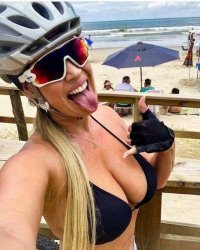 Девушки на велосипедах