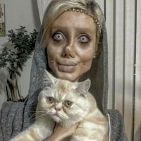 Даже кот охренел от того, какой стала хозяйка.