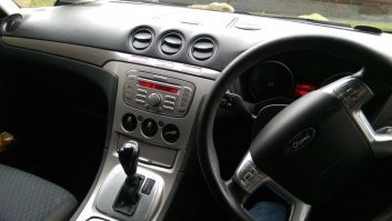 Шесть лет уже езжу на самых разных "прулях", но никогда не приходило в голову утверждать что кто-то идиот потому-что у него машина не с тем рулём.