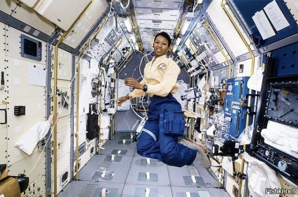 22 октября 1992 года, астронавт Мэй Кэрол Джемисон в модуле "Спейслэб" (с)



Даты немного не сходятся... но в целом, это мои придирки:

Её [Мэй Кэрол Джемисон] первый и единственный полёт [миссия Spacelab-J; Модуль LM2] на борту шаттла Индевор проходил с 12 по 20 сентября 1992 года. Его общая продолжительность составила 7 суток, 22 часа, 31 минуту и 11 секунд