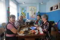 Печально всё это, но люди-то не сдаются, даже новогодние плакаты сами себе рисуют. Всё-таки, молодцы.