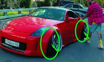 К вашему удивлению - именно это фотошоп.   Есть такой автостиль. - Но конкретно тут посмотрите как криво колеса вписаны в крылья.